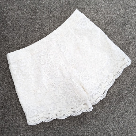 WHITE cotton lace scalloped hem shorts with satin lining size Medium - Picture 6 of 11